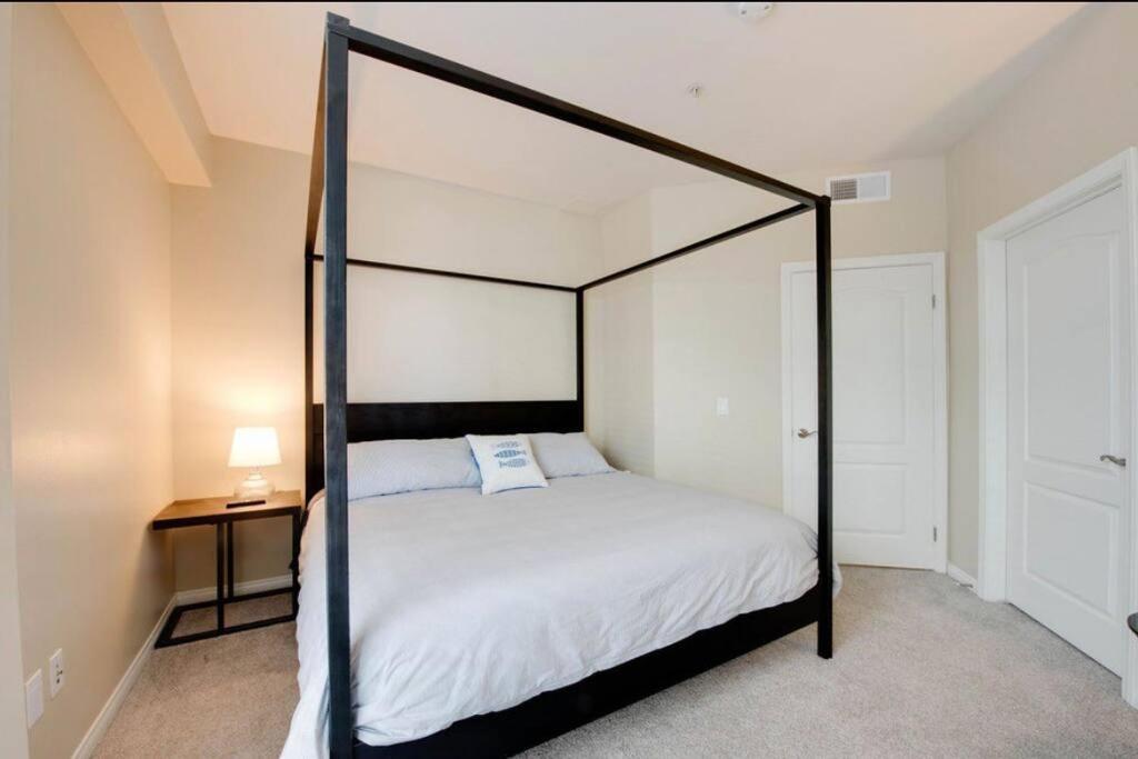 The Nest A Spacious 1 Bedroom Apartment With A Pool View Лос-Анджелес Екстер'єр фото